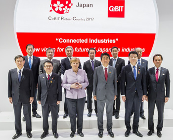 A commemorative photograph taken with the top leaders of Japan and Germany (Fujikura's president third from the left in the back row)