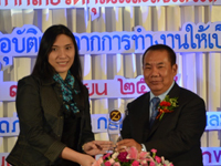 タイ国労働大臣から賞を受けるランプーン工場のカニタさん（左）