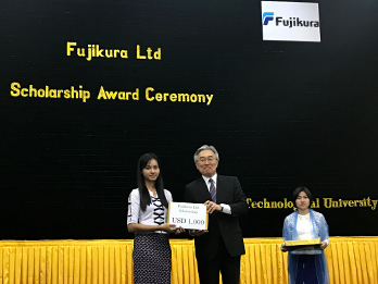 ミャンマーでの「フジクラ奨学金制度」の授与式